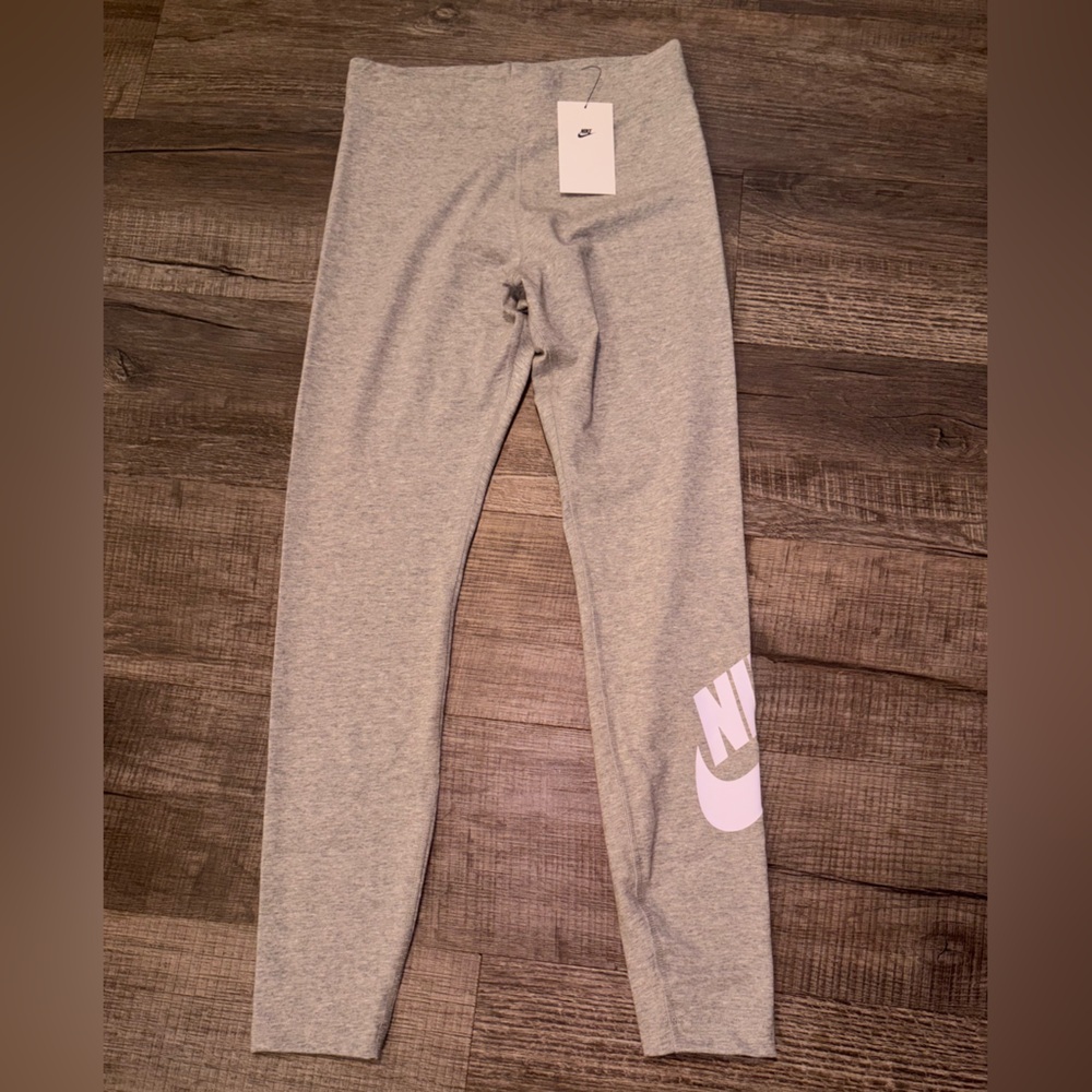Nike women’s NWT leggings size medium